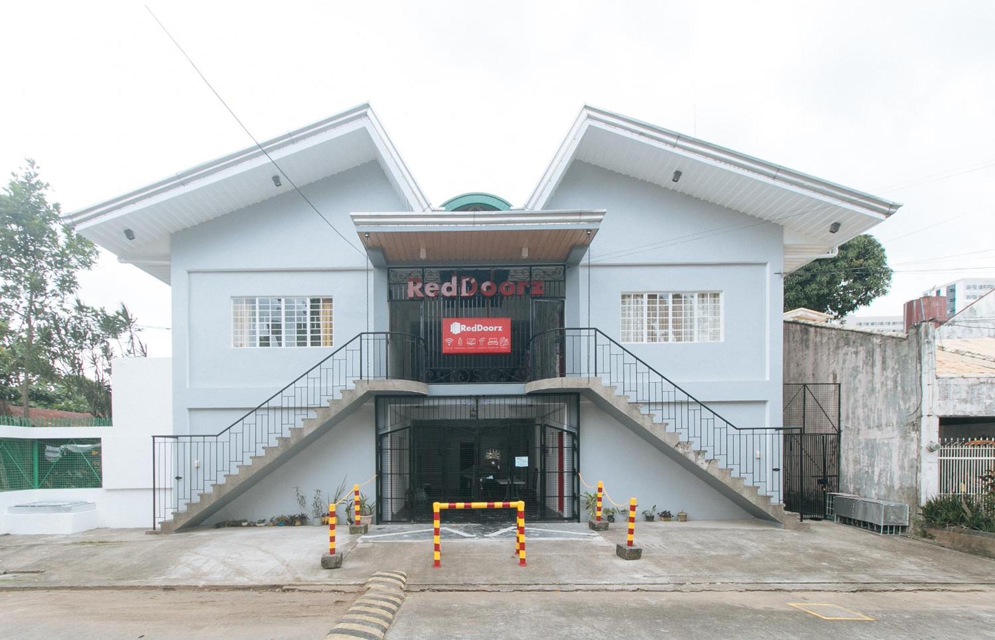 Reddoorz At V-Cloud Hills Near De La Salle Dasmarinas Cavite Hotel Exterior photo